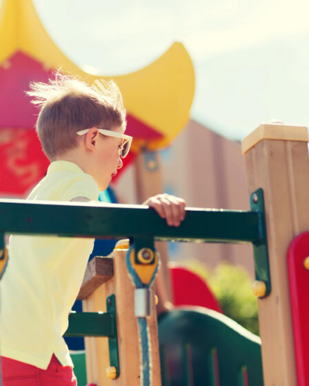 Plac zabaw z atestem dla szkoły i przedszkola – wymogi prawne dla inwestora